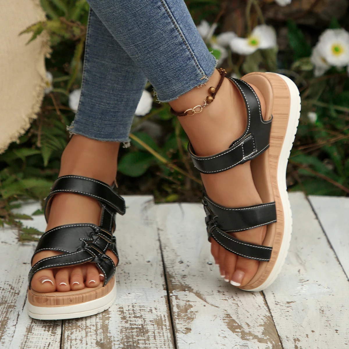 2026 New Women's Sponge Cake Bottom Comfortable Casual Sandals Summer Fashion Ankle Strap Design Gladiator Beach Open Toe Sandal