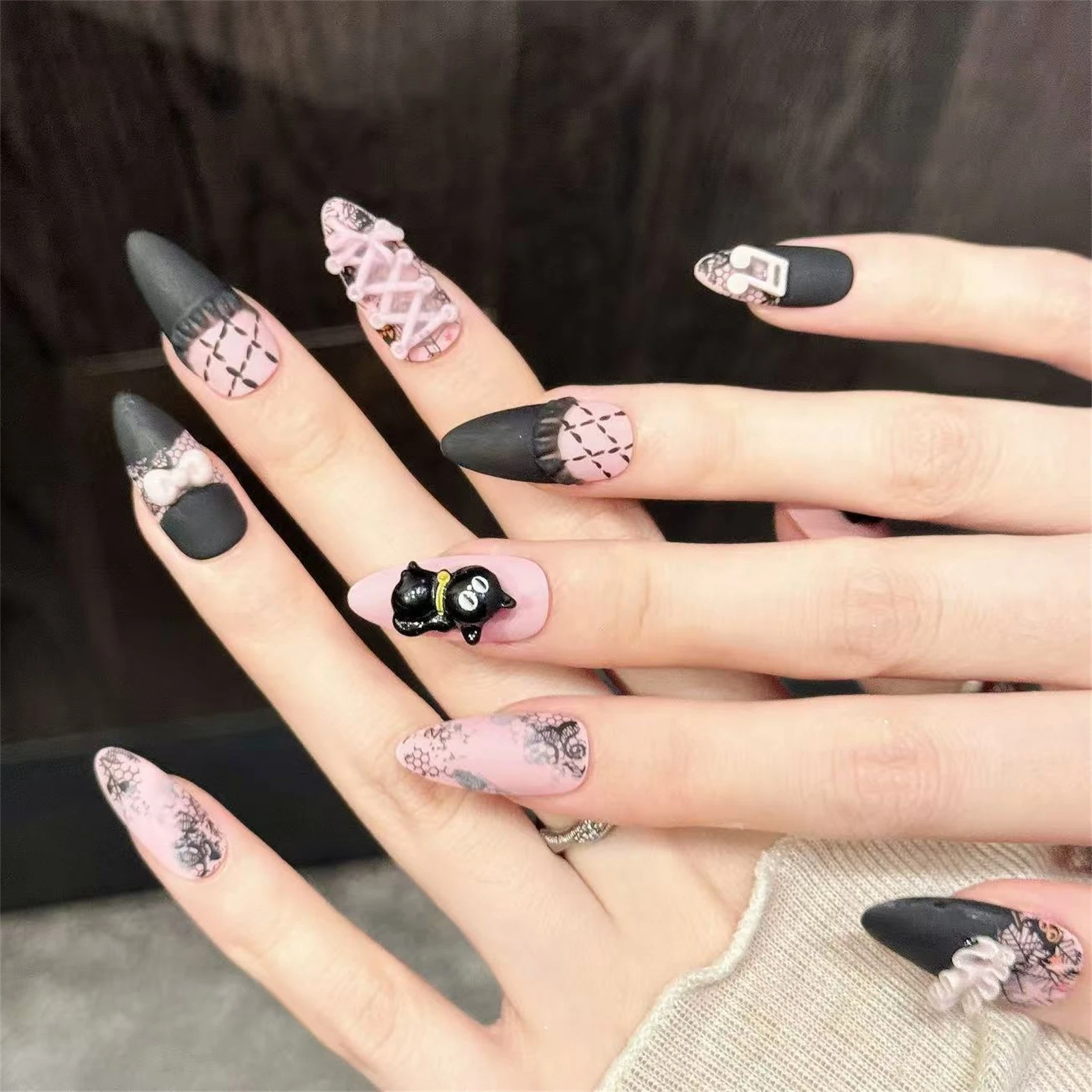 10-unidades-de-unhas-posticas-de-resina-estilo-gotico-e-delicado-formato-amendoado-para-mulheres-festas-com-motivos-de-notas-musicais-e-detalhes-em-renda-reutilizaveis