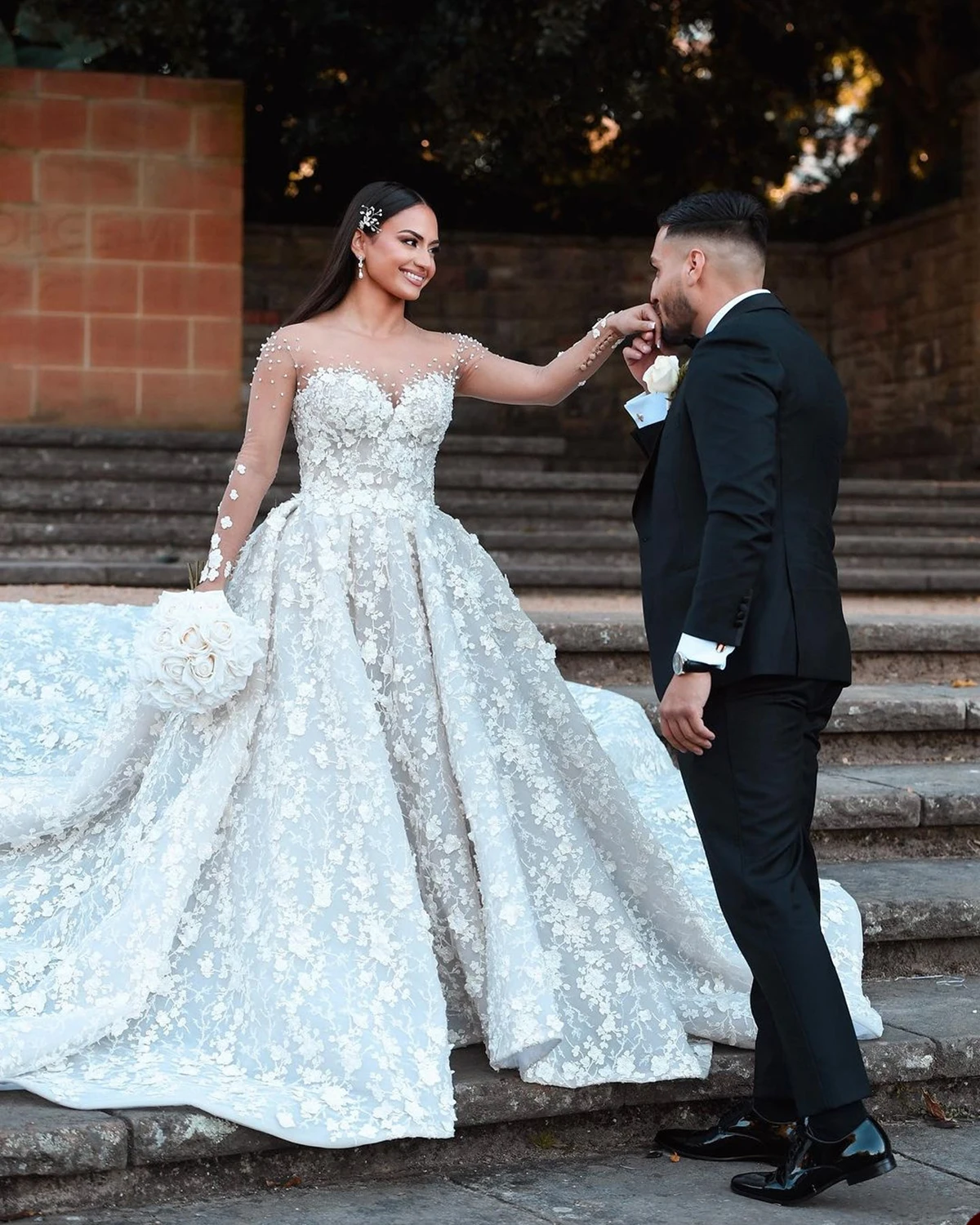 Robe De mariée trapèze personnalisée en dentelle 3D brillante, col transparent, perles appliquées, manches longues, Illusion au dos