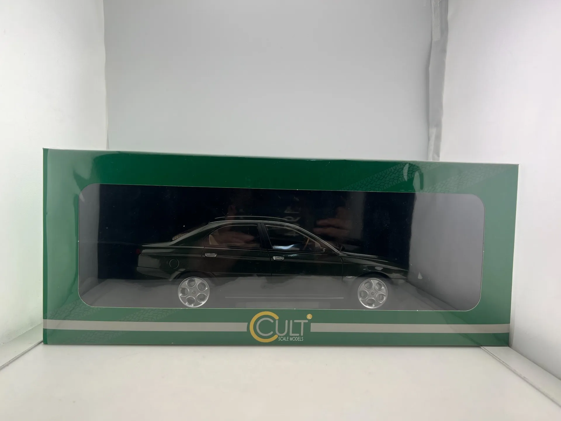

Diecast CULT 1/18 Scale Alfa Romeo 166 Super 3.0 Displacement Resin Car Model Collectible Toy Gift Souvenir Display Ornament