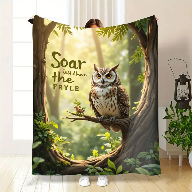 قطعة واحدة من بطانية الفانيلا "بطانية بومة الغابة والسنجاب - ترتفع فوق المقلاة، مشهد طبيعي مريح"