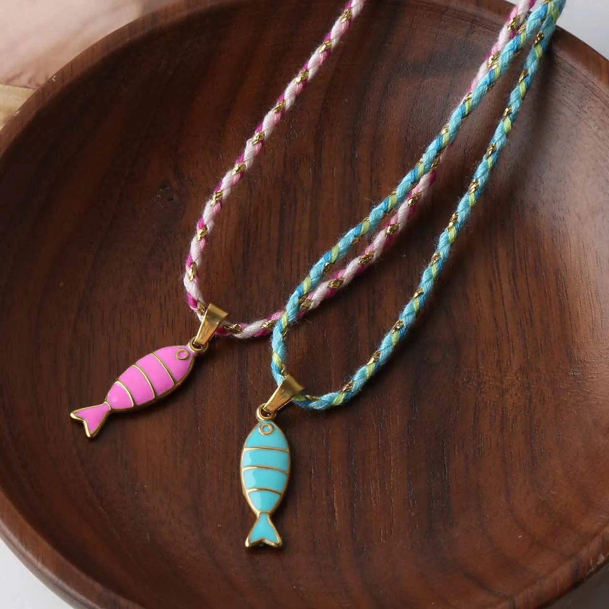 المحيط نمط الملونة التيتانيوم الصلب الملونة الأسماك الصغيرة المرأة قلادة بالتنقيط النفط كوي قلادة قلادة متعددة الاستخدامات للحزب