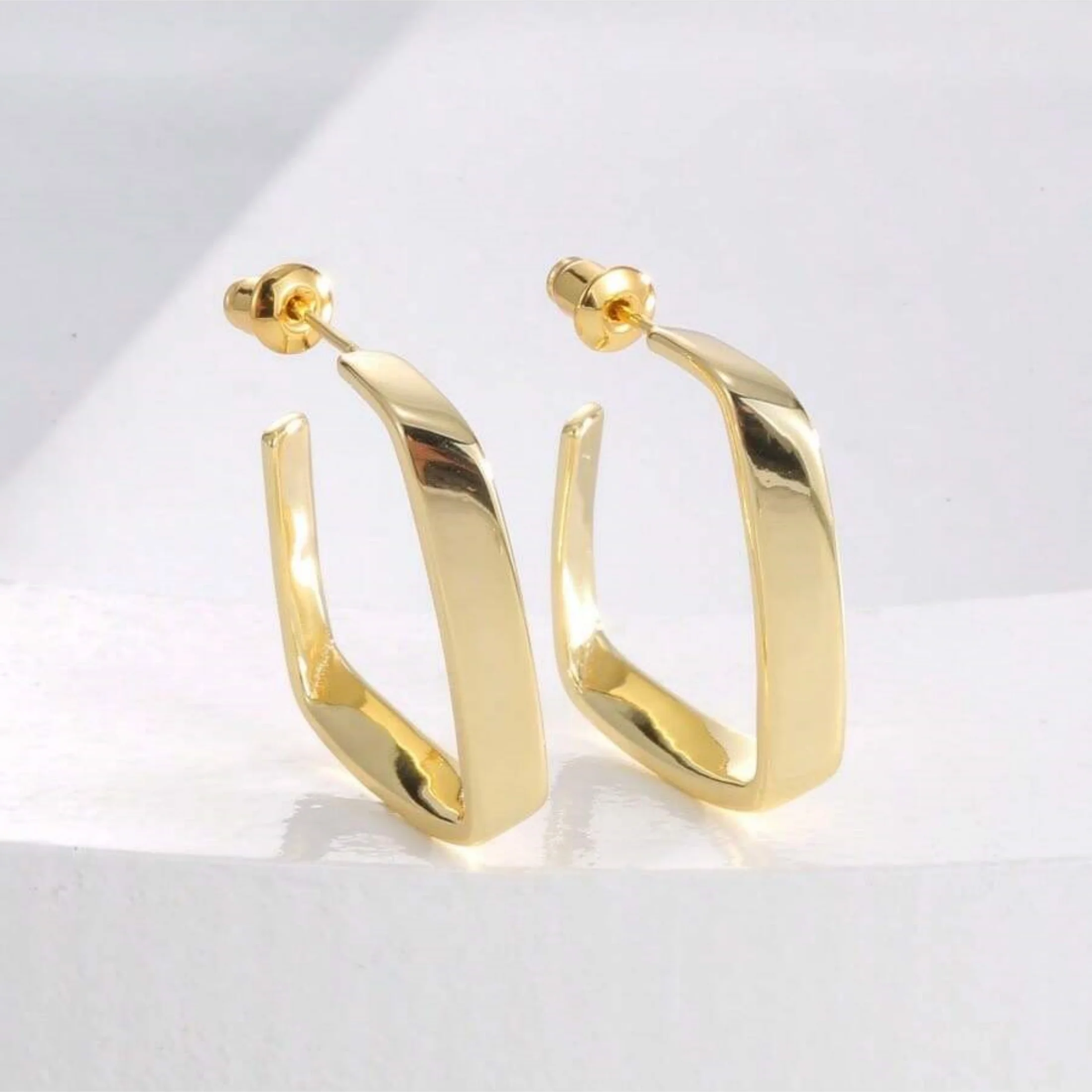 

1 пара современных золотых квадратных серег-обнимашек — минималистичный открытый дизайн, легкая откидная спина