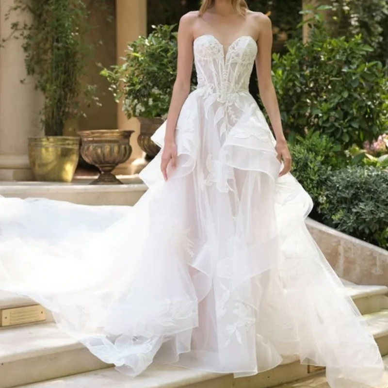 ชุดแต่งงานสีขาว ประดับด้วยลูกไม้ ปักลายดอกไม้ ชุดแต่งงานแบบมีชั้น ทำจากผ้าลูกไม้ ชุดแต่งงานสั่งทำพิเศษ