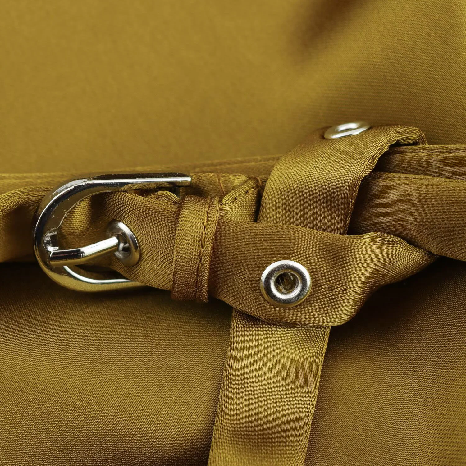 Nuevo vestido de mujer de estilo primaveral con cuello colgante plisado y cinturón de cintura textura satinada de seda vestido con tirantes MIDI