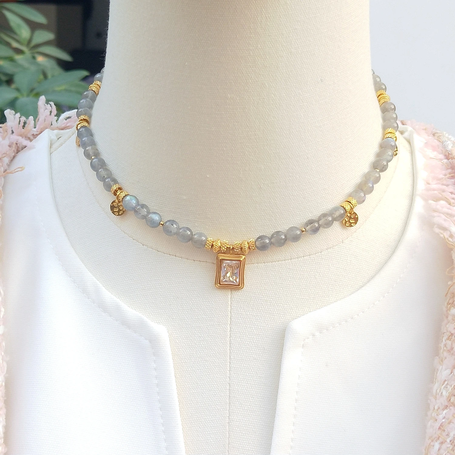 

Lii Ji Natural Labradorite Beads Staineless Steel Gold Color Choker Pendant Necklace 38+5cm