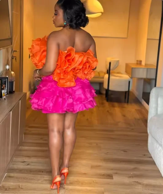 Dziewczęca pomarańczowo-fuksjowa mini suknia wieczorowa bez ramiączek z falbaną na przyjęcie koktajlowe powyżej kolan