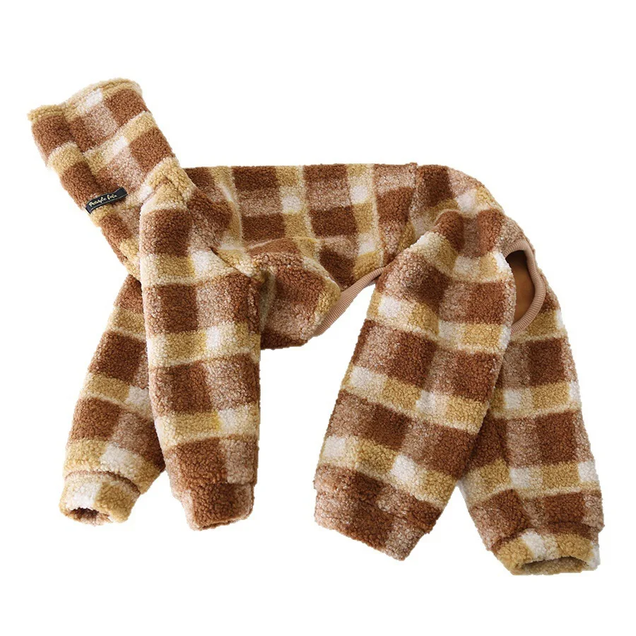 Kleding voor Greyhounds: een dikke, warme, zachte fleece trui met ruitmotief en hoge kraag, verkrijgbaar in de kleuren rood, groen en kaki, voor honden van het ras Whippet.