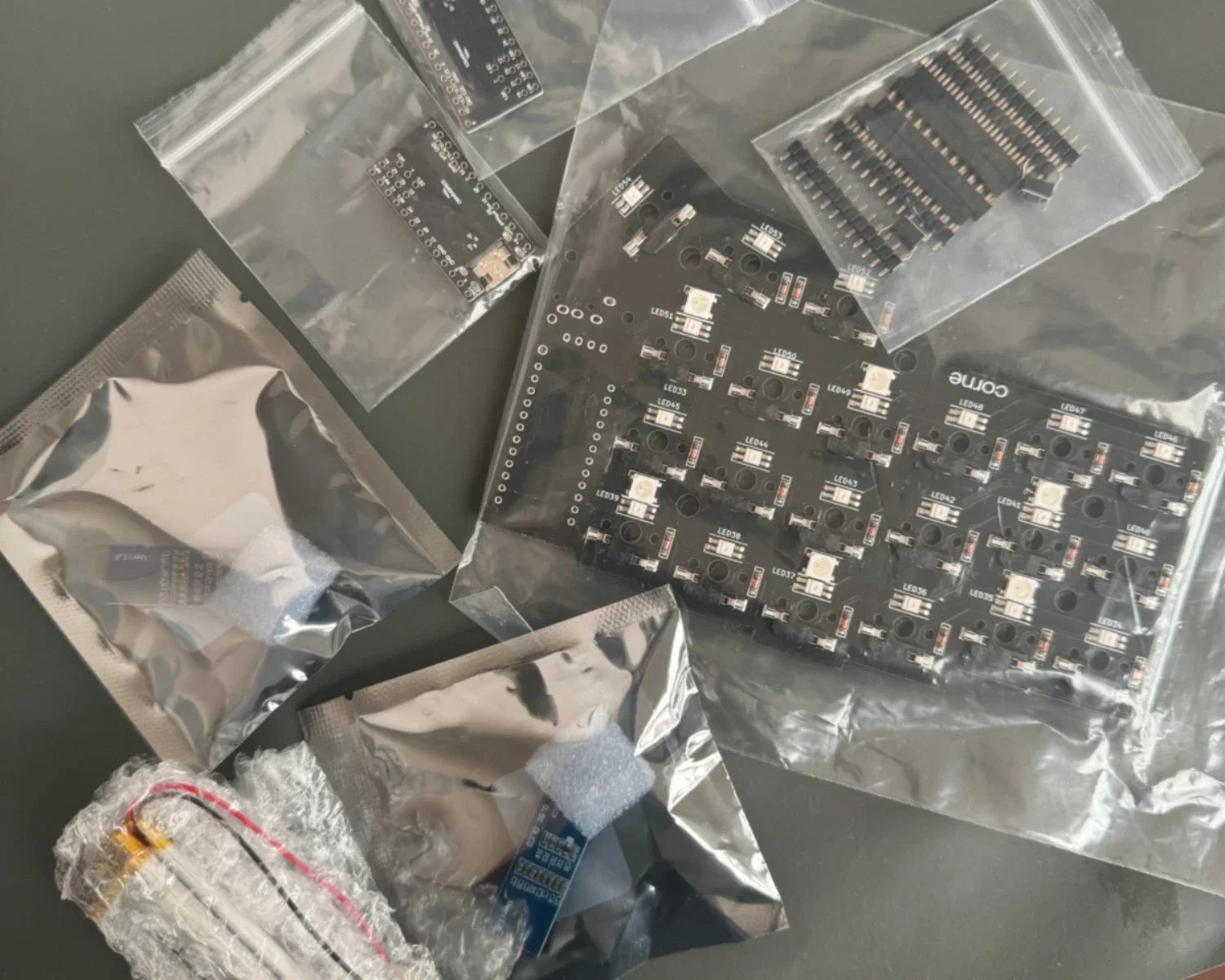 

ECHOME Cornev3 Final MX Switch Split Keyboard PCB Materials Package Kit Custom Wireless RGB Horn Split Mechanical Keyboard DIY