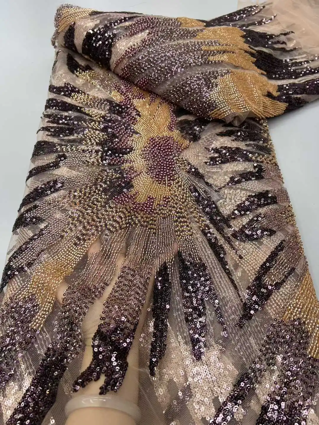 Mais recente design de moda de lantejoulas feito à mão contas bordadas para vestido de casamento feminino tecido de renda venda por 5 jardas