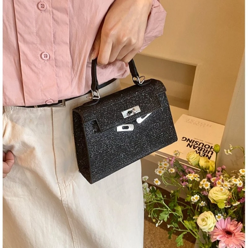 กระเป๋าผู้หญิงอเนกประสงค์พร้อมดีไซน์ลายพิมพ์ สะพายข้างหรือสะพายใต้วงแขน มีสไตล์และใช้งานได้จริงสำหรับผู้หญิง