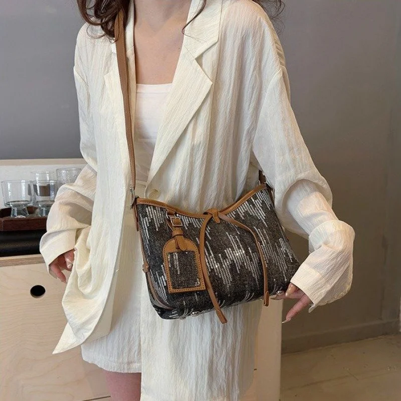 

Stylish Luxury Women's Handbag in Leather - Crossbody Shoulder Messenger Bags by Famous Designer for Elegant Ladies