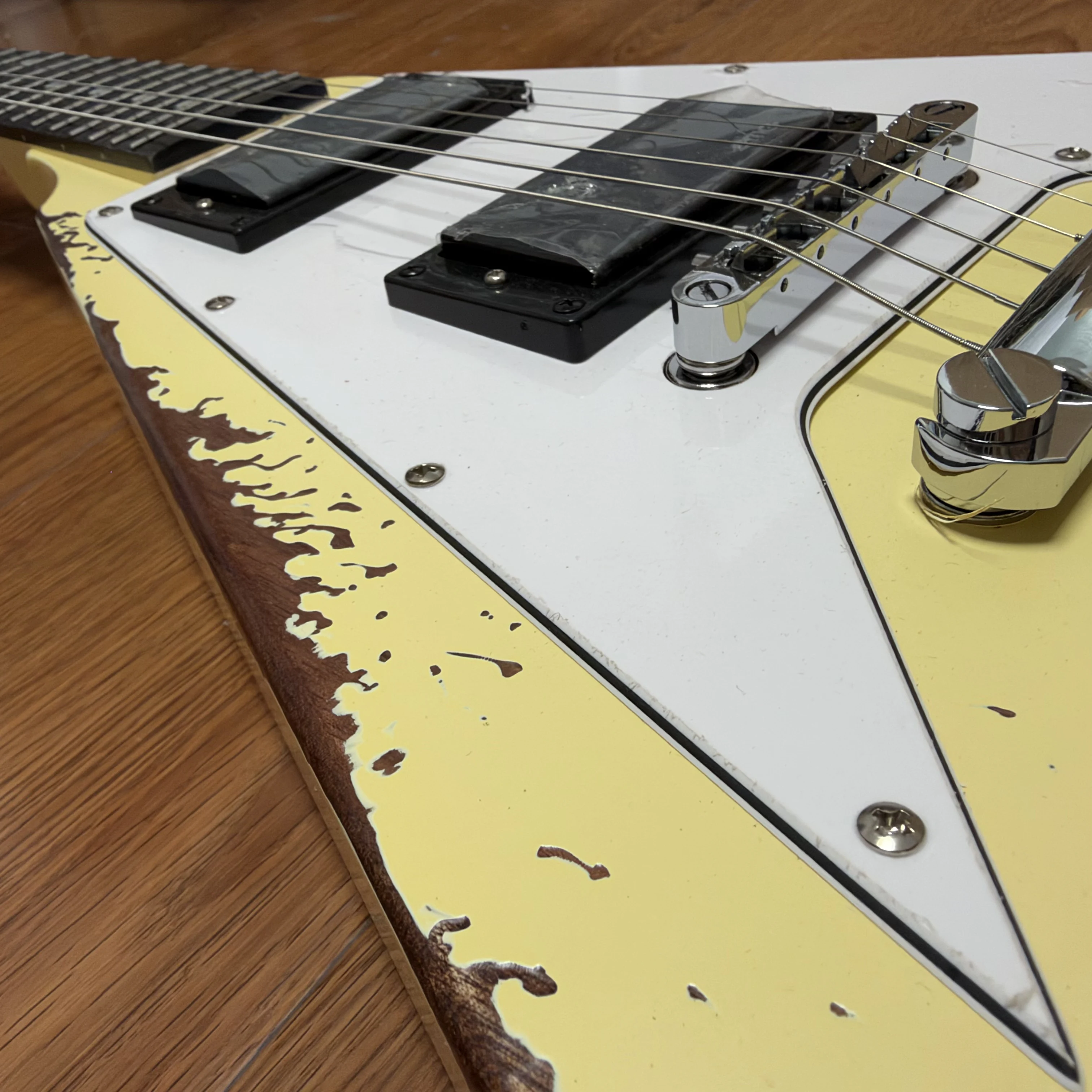 US Warehouse 6 String Flying V Shape Relic Electric Guitar Aged Vintage Cream Finish White Pickguard Heavy Metal Rock Electric Guitar