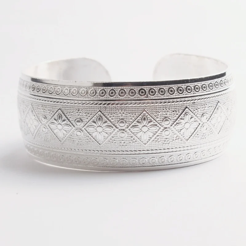 Modisches, silberfarbenes Tibet-Armreif-Armband für Damen, Boho-Ethno-Stil, Metall, geschnitzte Blumen, Zigeuner-, Stammes-, afghanischer und indischer Schmuck. – Detail 4