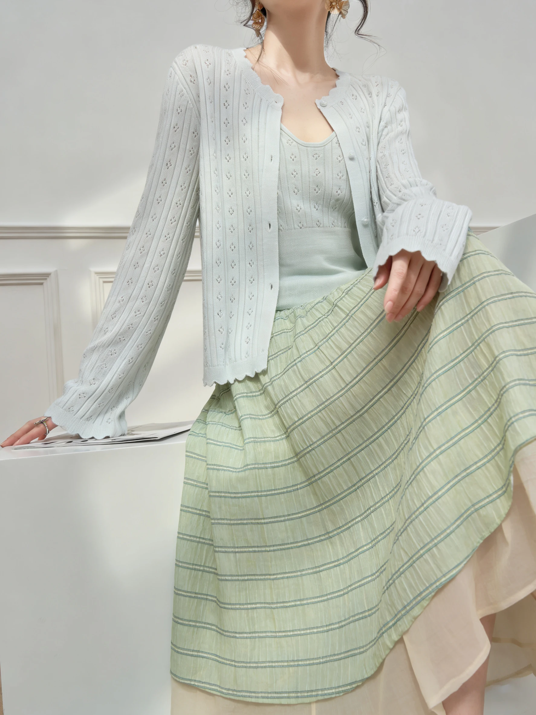 

Вязаный комплект с ромбовидным узором: кардиган и юбка с бретельками-халтерами. Женский летний наряд 2026 года. Суперпопулярный весенний образ.