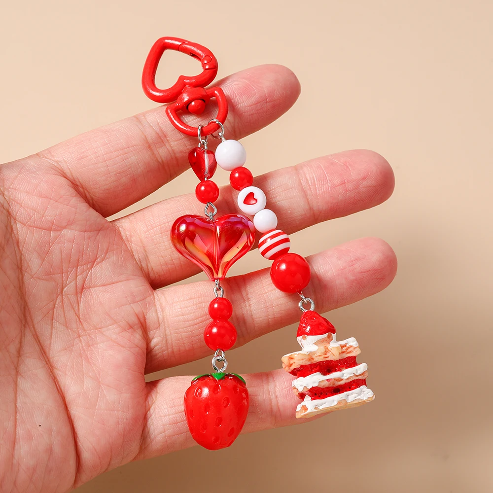 Niedlicher, handgefertigter Schlüsselanhänger mit Erdbeer-Tortenmotiv für Damen und Herren, geeignet für Autoschlüssel, Handtaschen und Stifte, als Geschenk zum Selbergestalten. – Detail 2