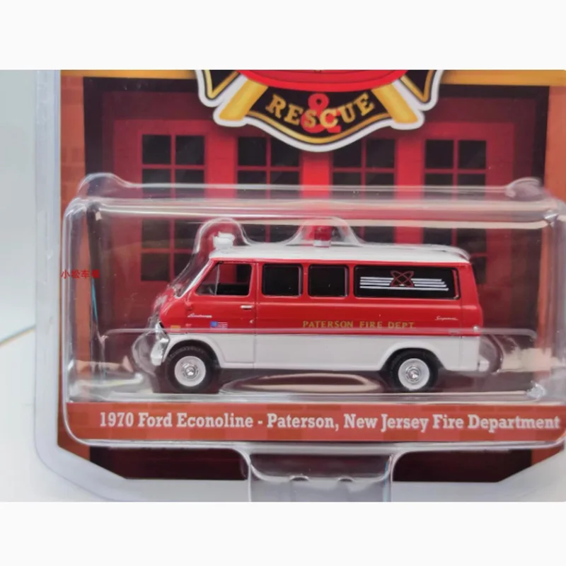 Greenlight Diecast mobil logam campuran, 1:64 1970 Ford Econoline Van Model mobil api merah klasik hadiah dewasa tampilan statis