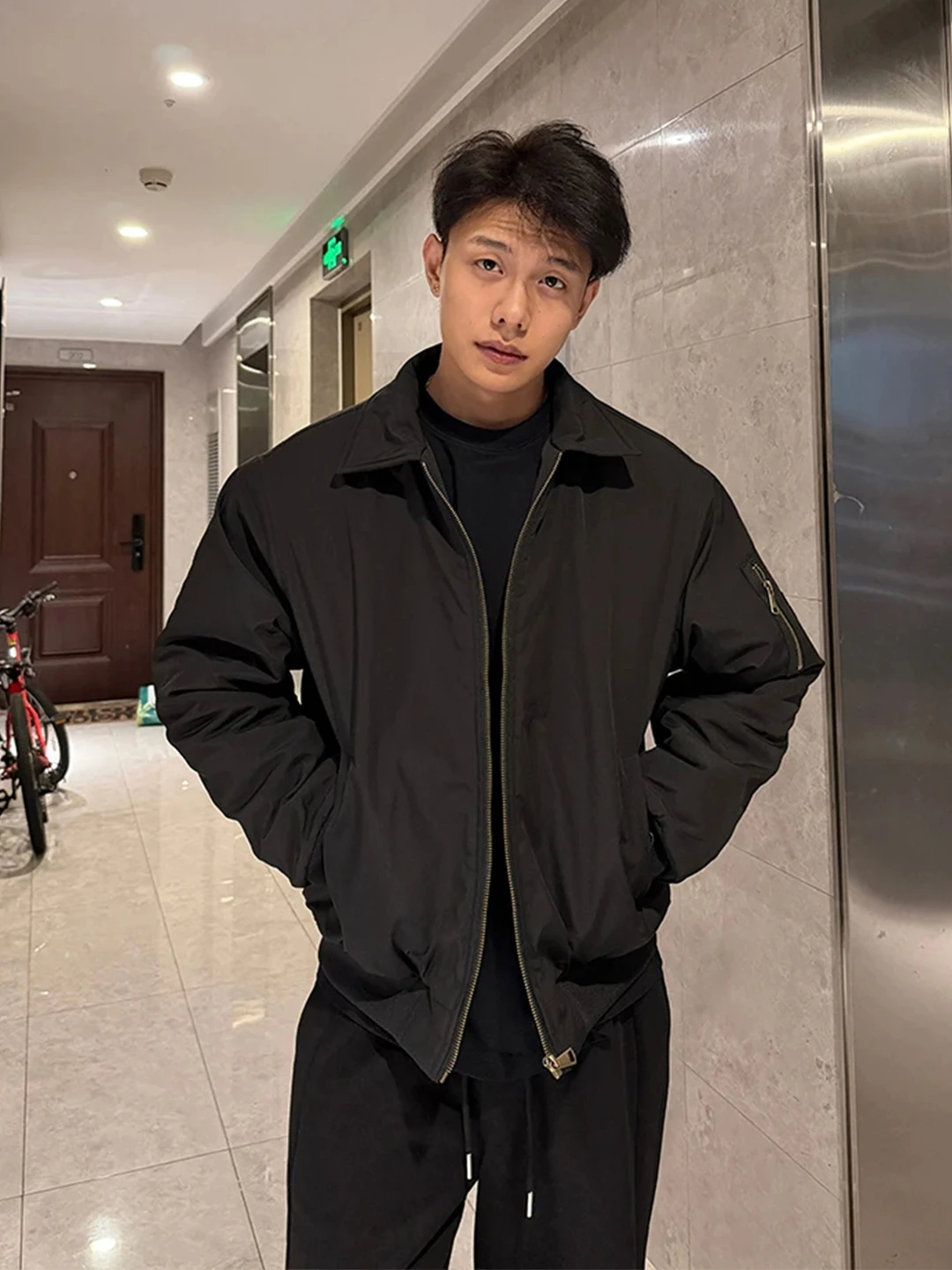 

Мужская зимняя куртка-бомбер American Style из утолщенного хлопка с флисовой подкладкой, брендовая, с эффектом высокой теплоизоляции.