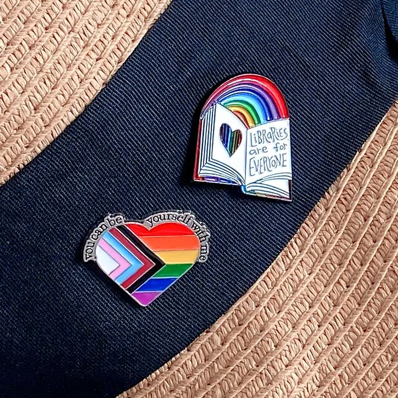 Alfileres personalizados, libro de arcoíris, broches con forma de corazón y diente de plumas de gatos, insignias de solapa, regalo de joyería para amantes del socio, esmalte del orgullo LGBT