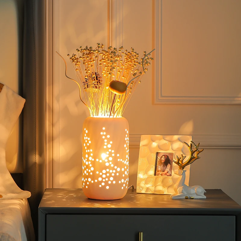 

Creative and simple ceramic decoration, flower arrangement, fashion, warmth, romance, bedroom, bedside