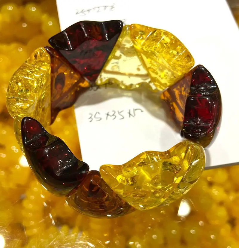 

Certificate 35x35x12mm Natural Triangle Mexico Amber Beeswax Bracelet 7.5”