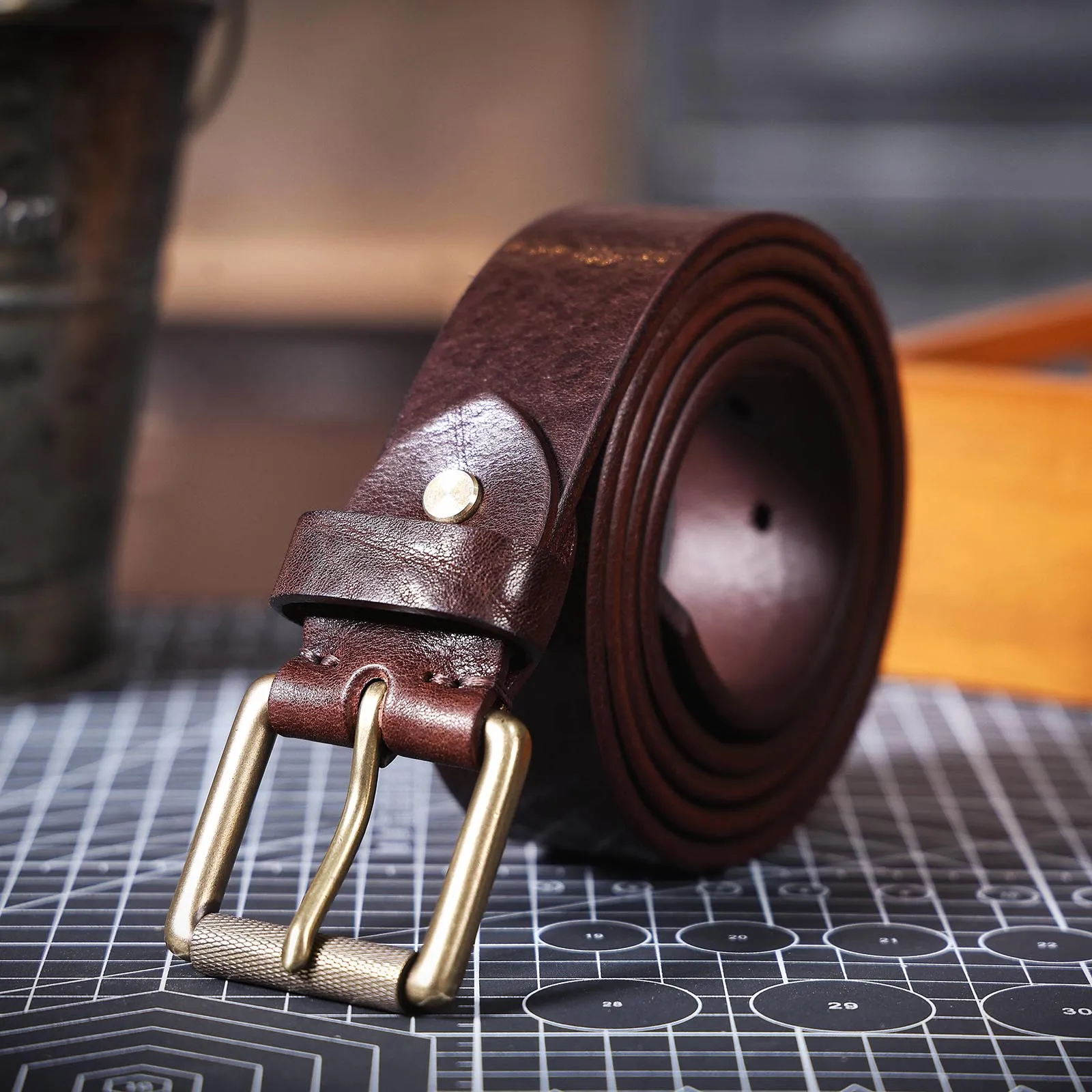 S.WORKER Klassischer Dicker Echtledergürtel für Herren aus Vollnarbigem Rindsleder Vintage Casual Gürtel für Jeans & Formelle Kleidung mit Messingschnalle – Detail 9