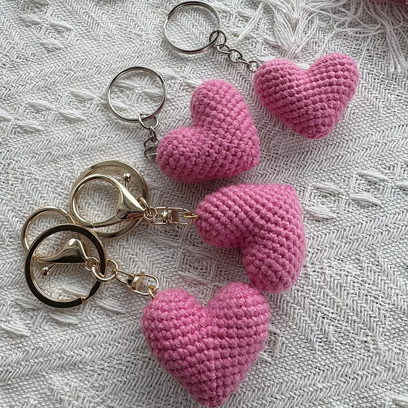 Llavero de corazón de magenta de ganchillo hecho a mano, bonito colgante de bolso Amigurumi, accesorios de regalo de San Valentín para mujer, recuerdo de llavero artesanal DIY