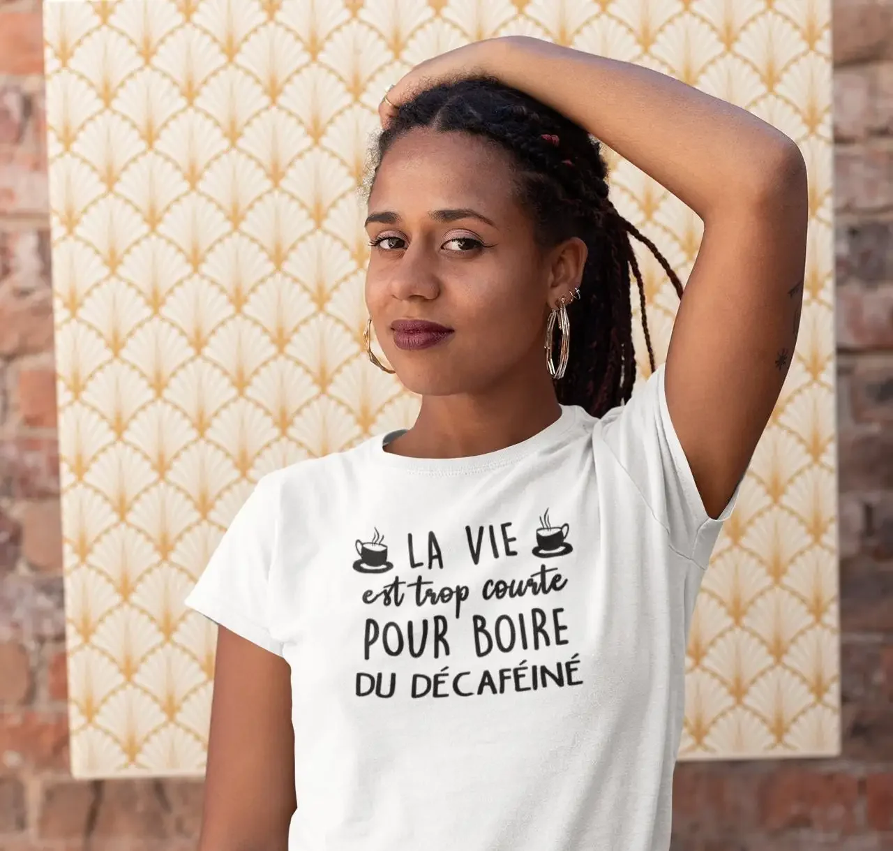 La vie est trop courte pour boire du décaféiné T Shirt à col rond manches courtes
