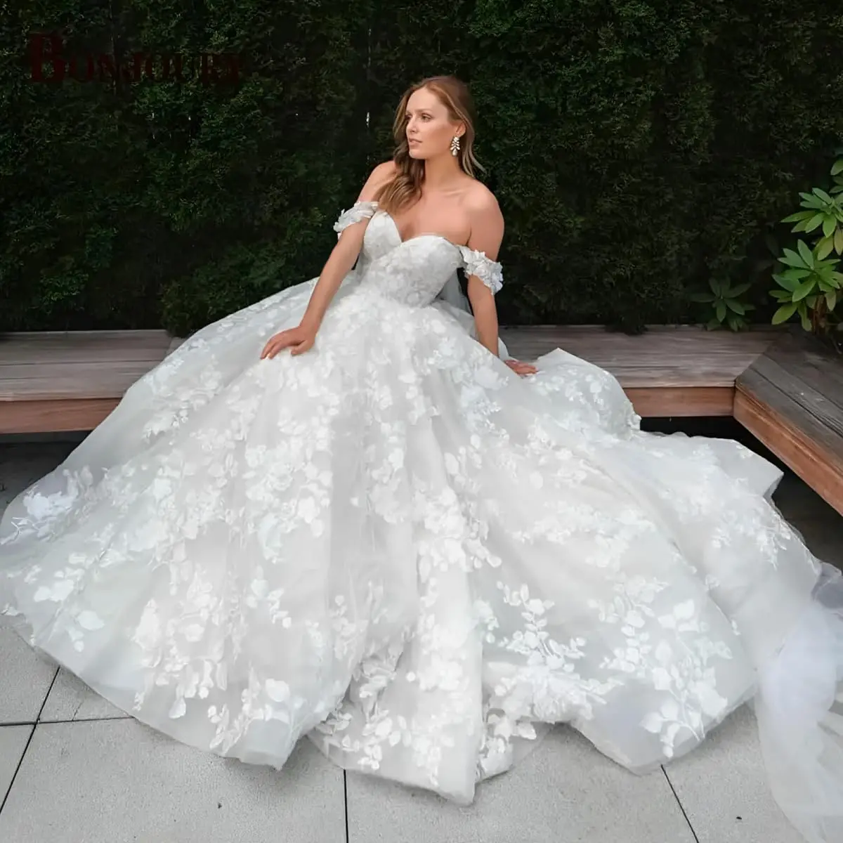 Elegant Off Shoulder Wedding Dresses for Bride Long Lace Wedding Gowns with Train Sweetheart A-line Bridal Gowns