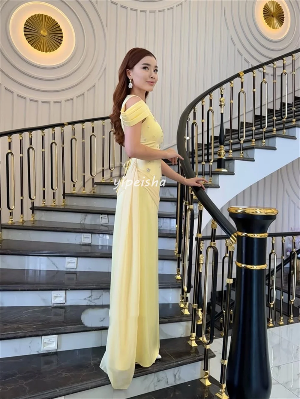 Abiti lunghi personalizzati in stile moderno, moda Charmeuse, strass, pieghe, scollo rotondo, abiti lunghi su misura, classici