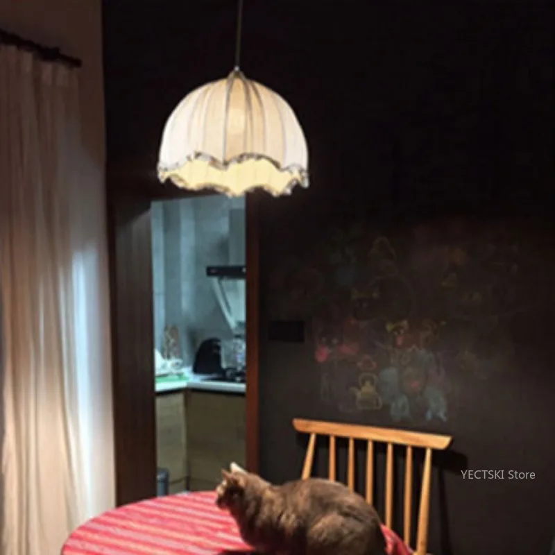 Lampada a sospensione medievale francese, apparecchio di illuminazione a forma di tessuto in stile nordico, luce della camera da letto, luce principale del soggiorno