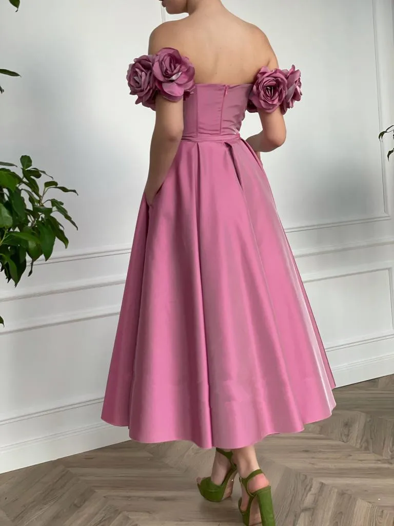 Eleganti abiti da ballo Midi in raso rosa con spalle scoperte fiori 3D fessura lunghezza tè A-Line abiti da sera abiti da cerimonia convenzionali