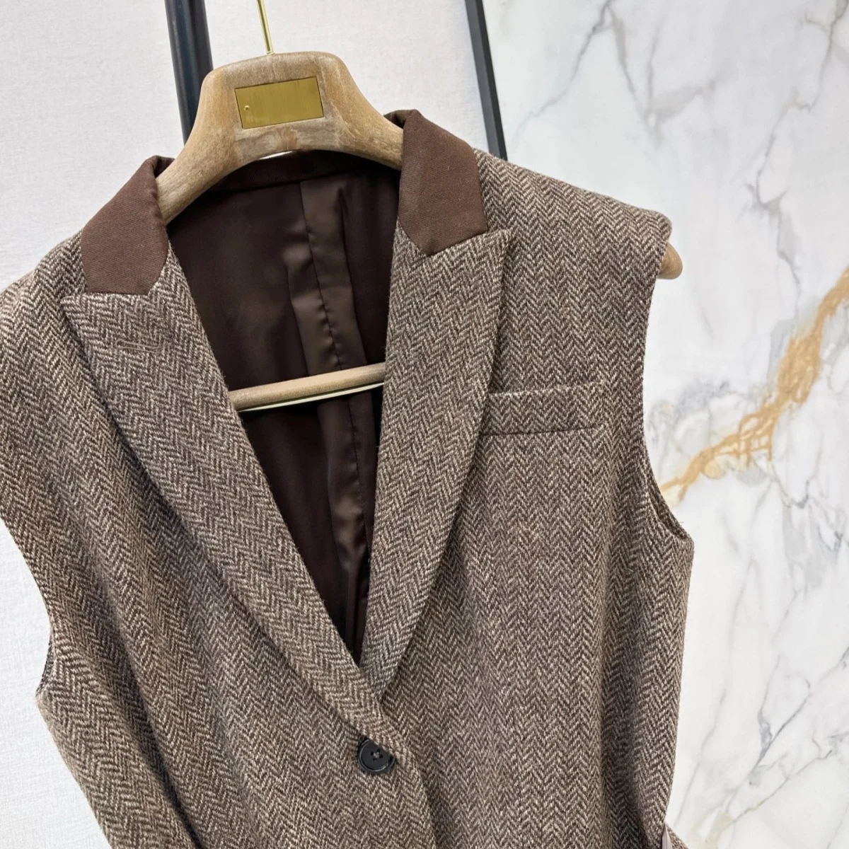 2026 high-quality women's clothing with contrasting collar design, waist cinching, autumn and winter layering style vest26101620