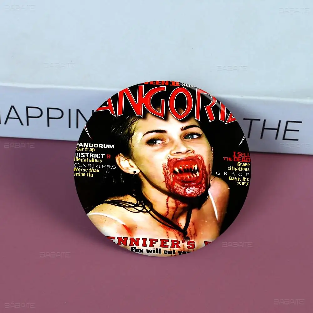 البوب فيلم جنيفر الجسم 32/44/58 مللي متر تخصيص زر دبابيس لطيف مضحك الإبداعية شارة مجوهرات ديكور هدايا للأصدقاء