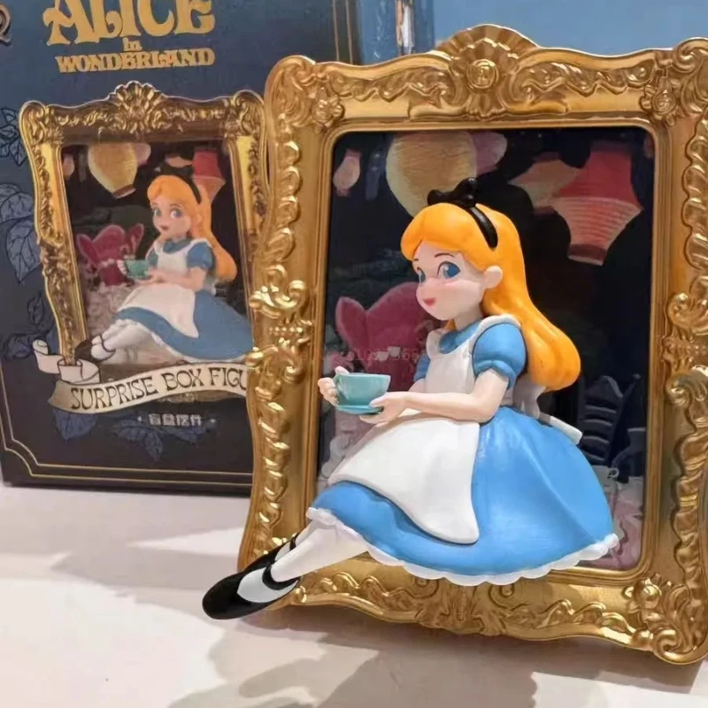Oryginalne MINISO Disney Alice Art Museum Series Blind Box Figurki Księżniczek Dekoracje Urocze Prezenty Świąteczne - Dostępne od Ręki