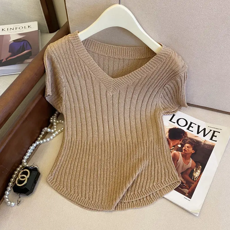 V-neck short-sleeved sweater female 2024 summer new western style slim irregular chic fashion Joker slim short knit top.