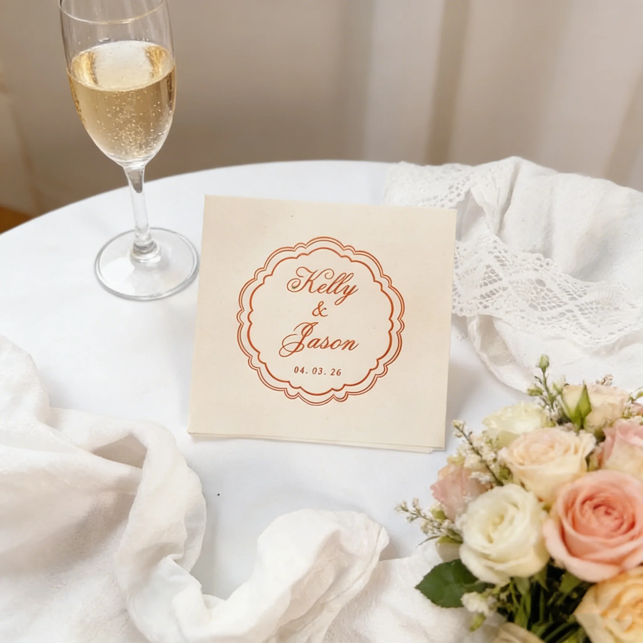 

50 шт. персонализированных свадебных салфеток с фигурным краем, без покрытия, для коктейлей, для свадьбы, девичника, приема гостей