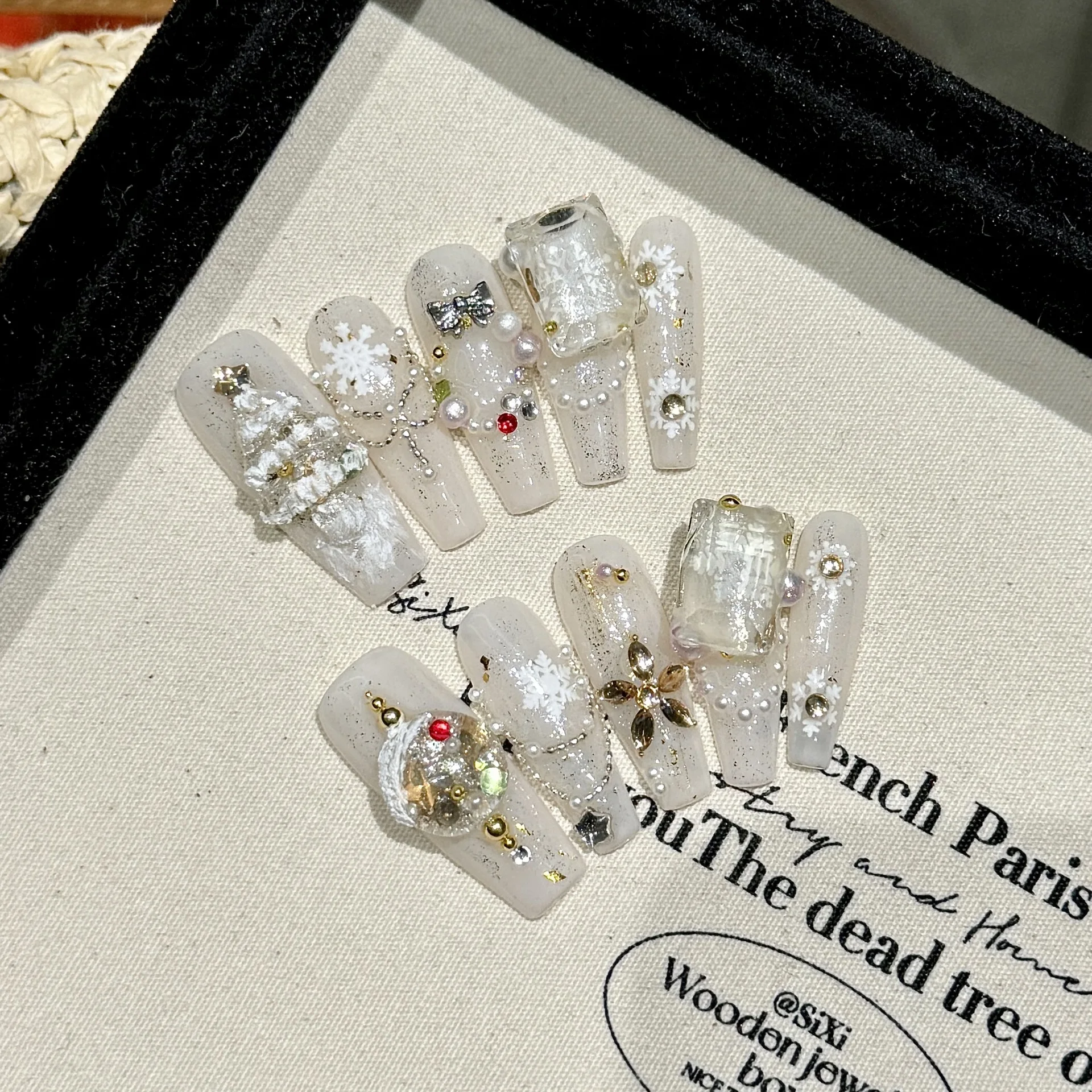 Ręcznie robiona świąteczna prasa na paznokcie Biały płatek śniegu Choinka Fałszywe końcówki do paznokci Manicure do noszenia 2025 Prezenty noworoczne Fałszywe końcówki do paznokci