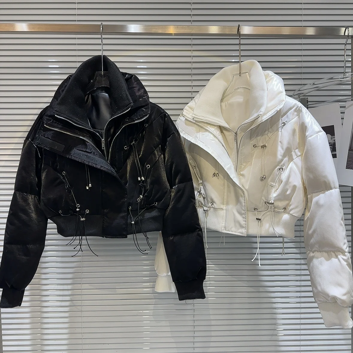 トレンディな冬用ダウンジャケット、ストリートスタイル、暖かさ、紐付きストラップ、二重層の襟、若い女性向け