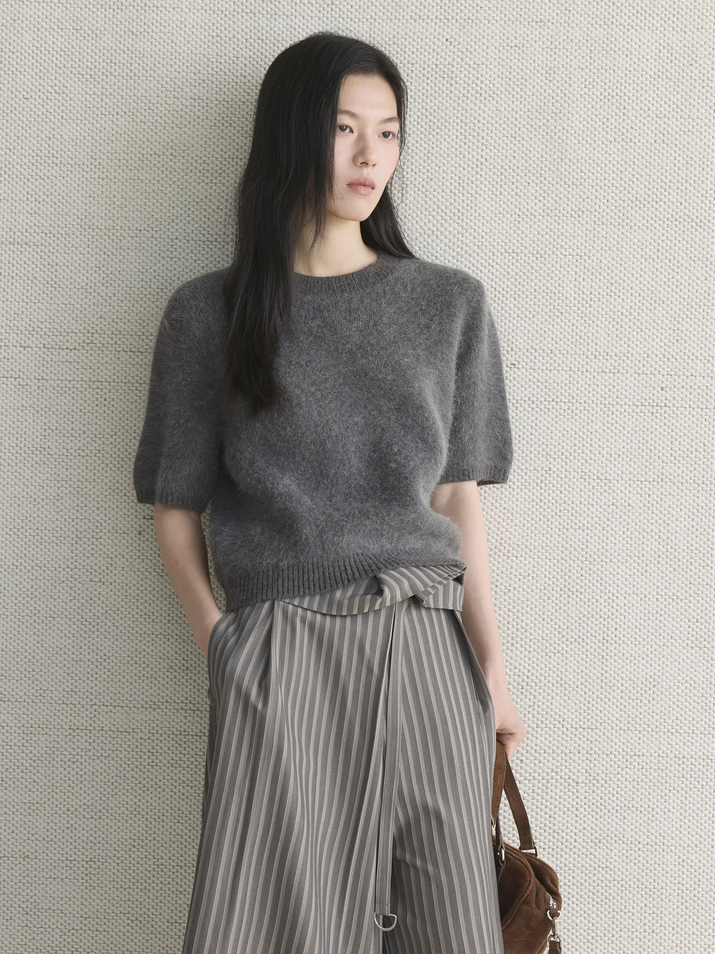 

Early spring new Korean version simple solid color knitted short sleeved wool sweater round neck short top for women