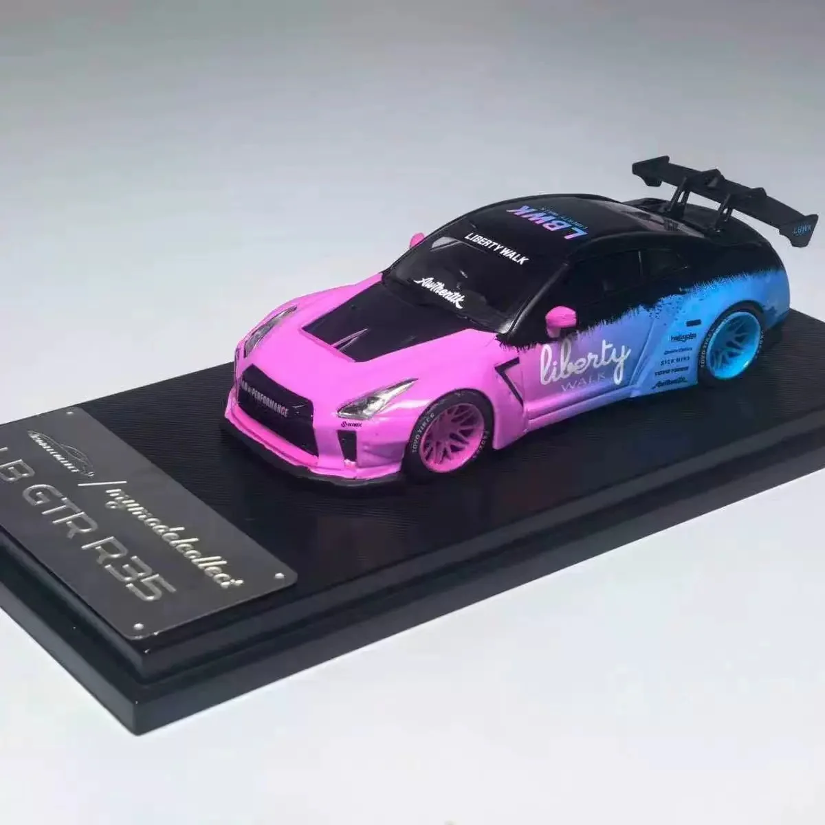 MC 1:64 Nissan GTR R35 LBWK 1.5 Realistic Alloy Diecast Model Car Collectible Gift Ornament