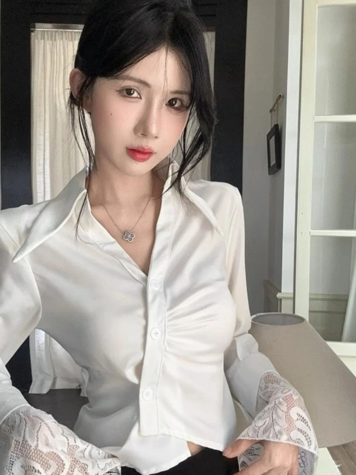 

Lace ort Sve irt Women Early Autumn Spicy V Ne Padded oulder Bell Sve High Faion Sunscreen irt Commute Sle