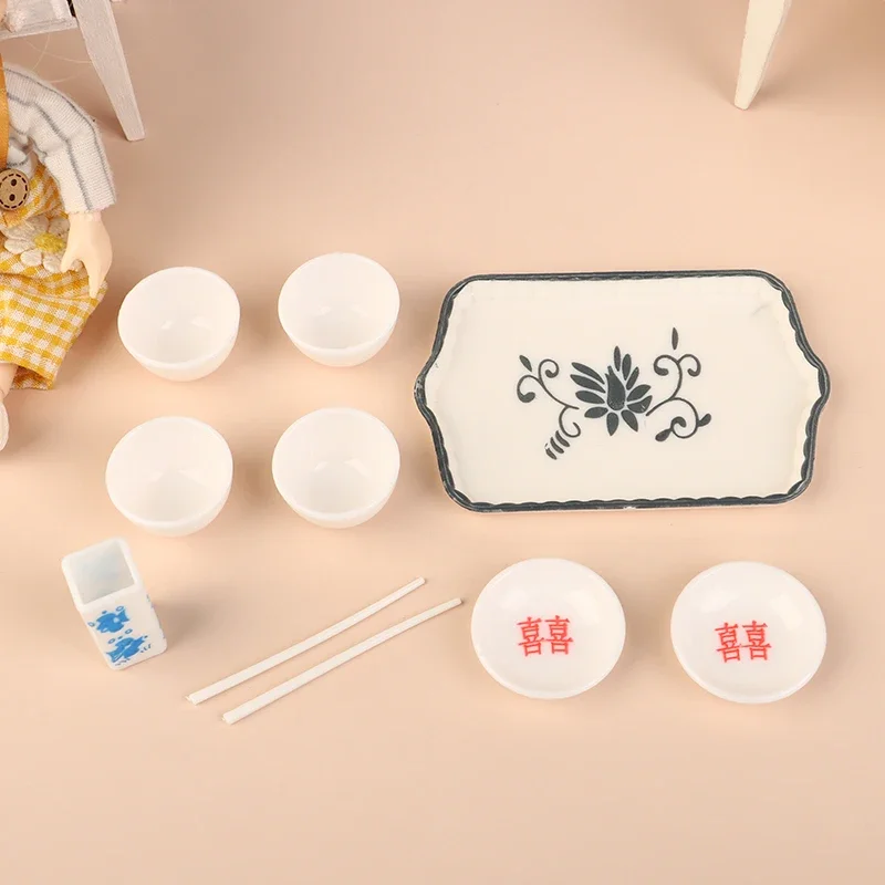 ドールハウス用の完全なキッチン食器プレイセット。ミニチュアのボウル、プレート、箸、トレイが含まれます