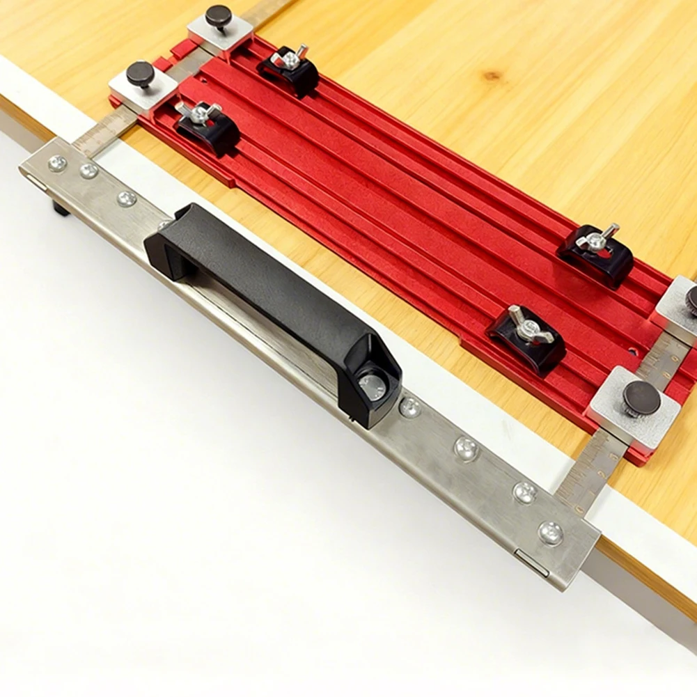 

Раздвижная направляющая для распиловки древесины с красной разметкой, подходит для различных ширин досок, с миллиметровой точностью.