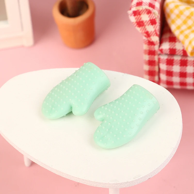 1Pair 1/12 Dollhouse Simulation Baking Gloves Model Dollhouse Miniature Kitchen Cooking Gloves Dolls House Decor Accessories