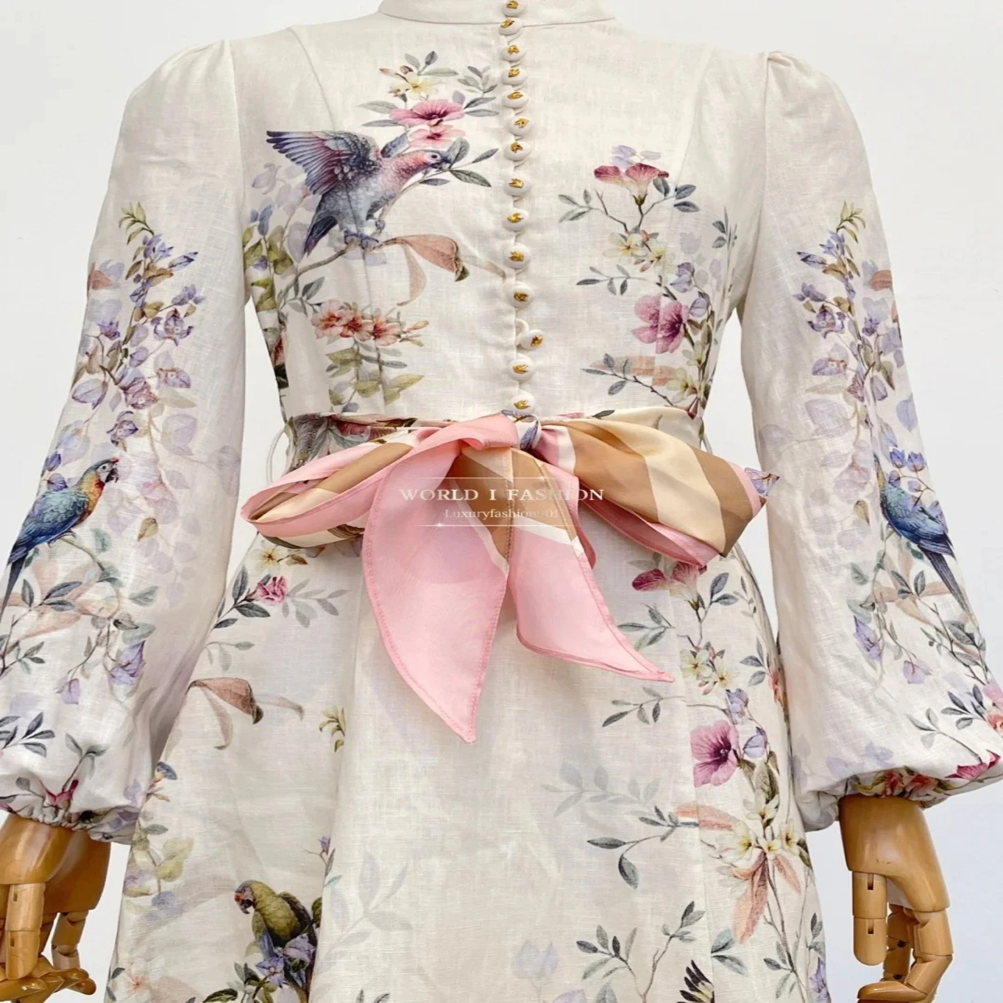 فستان متوسط الطول بأكمام طويلة وطبعة طيور بيضاء على الموضة لعام 2025