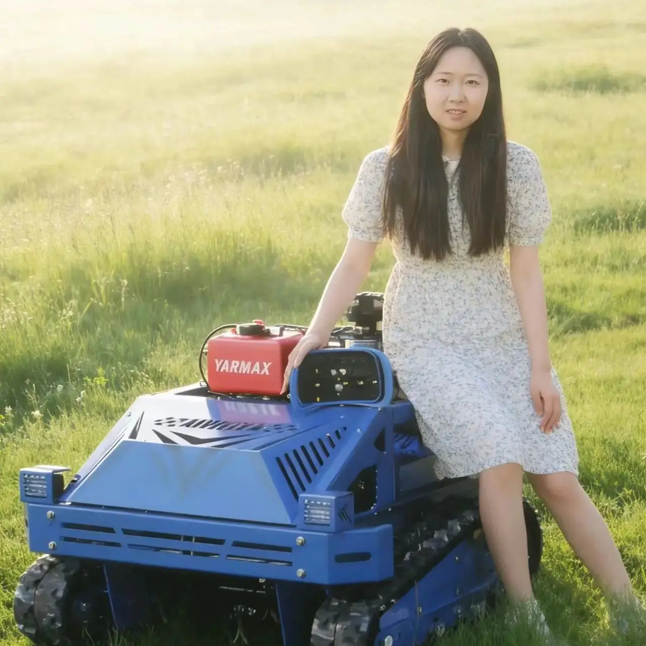 

Настраиваемая гусеничная газонокосилка с дистанционным управлением для прополки садов, чайных плантаций и склонов, с функцией стабилизации и противоскольжения, для сельскохозяйственной прополки