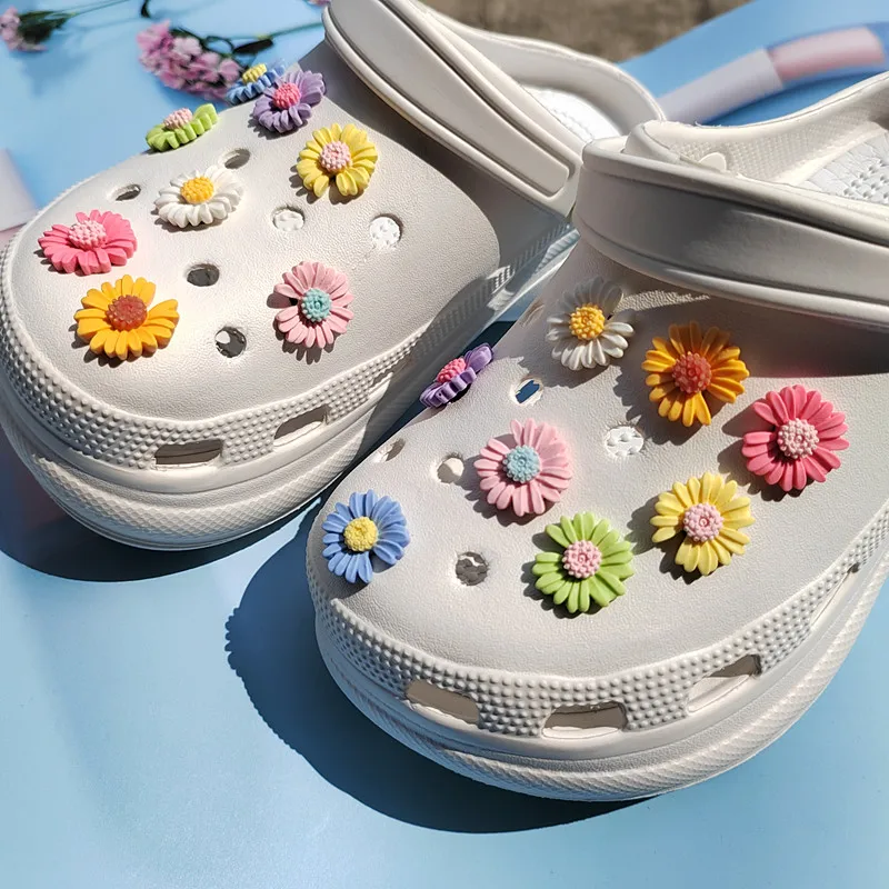 16 stücke Gänseblümchen Blume Loch Schuh Charms Designer DIY glänzend bling Schuhe Zubehör Dekoration für Clogs Kinder Jungen Frauen Mädchen Geschenke