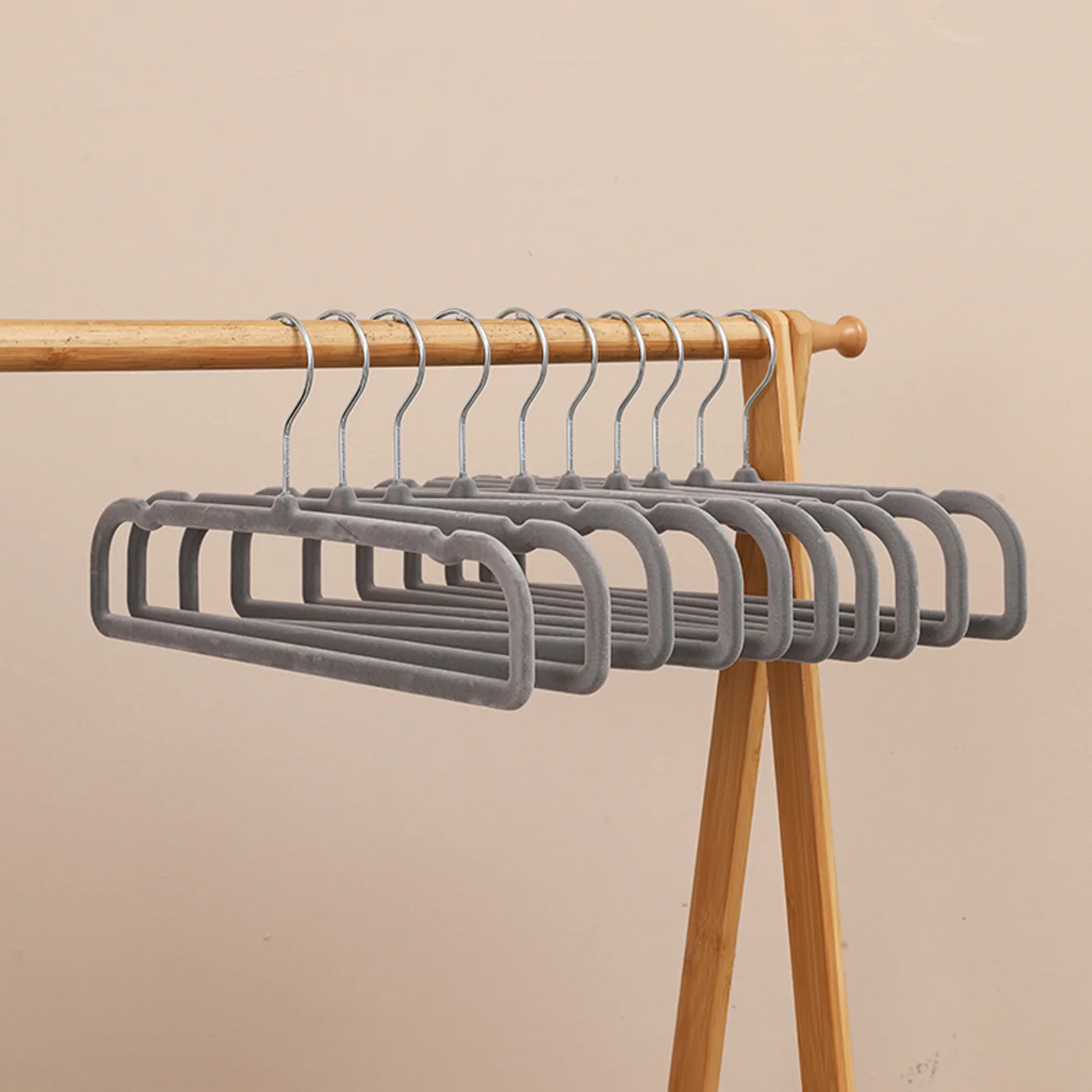 10/20Pcs Square Velvet Hangers, New Thickened Durable Velvet Hangers for Clothes and Pants, Non-Slip, Non-Bulging, Suitable for Home and Dormitory
