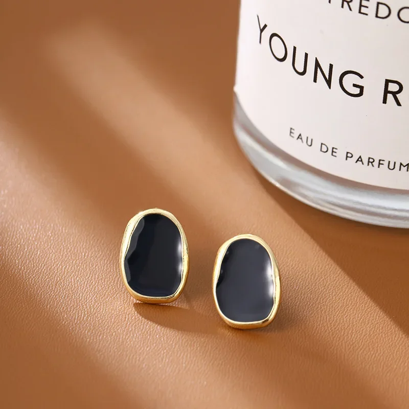 2025 Nuovi orecchini neri Irregolarità Orecchino di metallo per le donne Gioielli vintage Nuovo design Moda Orecchini estetici Accessori